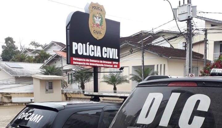 Ex-companheiro que atirou contra mulher se entrega em Brusque