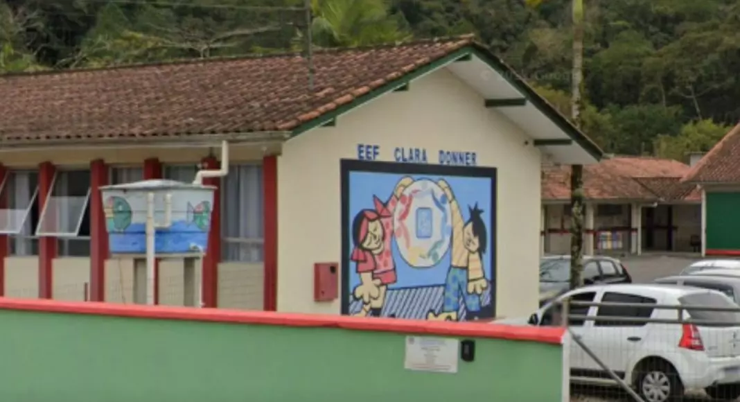 Aluno tenta esfaquear funcionária de escola em SC