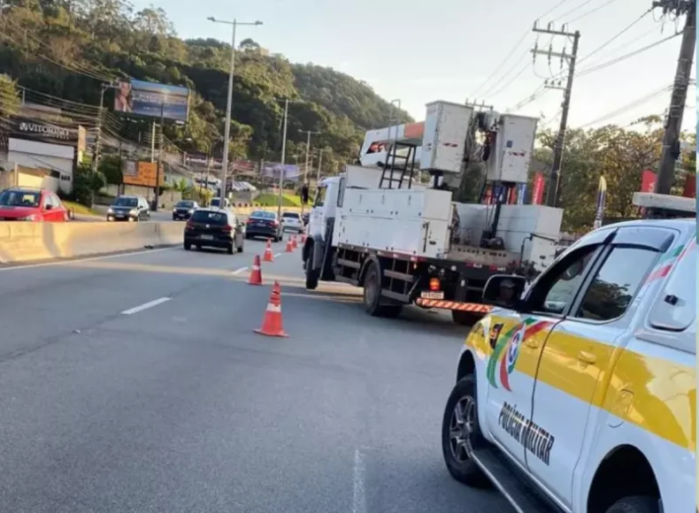 Obras na SC-401 deixam o trânsito em meia pista na Capital