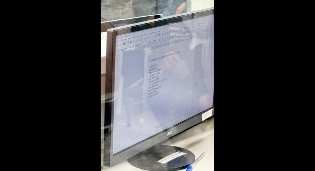 Funcionária de hospital se distrai com lista de compras durante triagem em Brusque