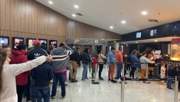 Crianças autistas de Gaspar participam de sessão de cinema inclusiva