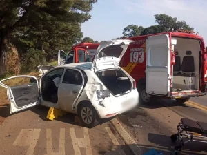 Bombeiros resgatam passageiras feridas em acidente na SC-283