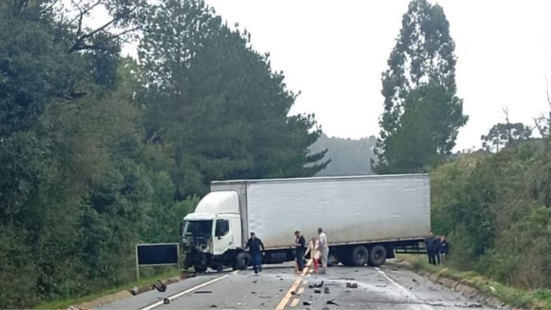 Acidente entre automóvel e carreta na BR-280 deixa um homem morto em SC