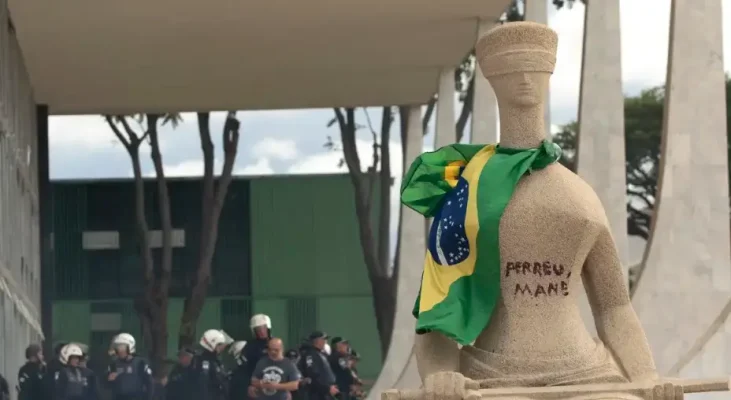 Moraes mantém prisão de mulher que pichou estátua e solta catarinense