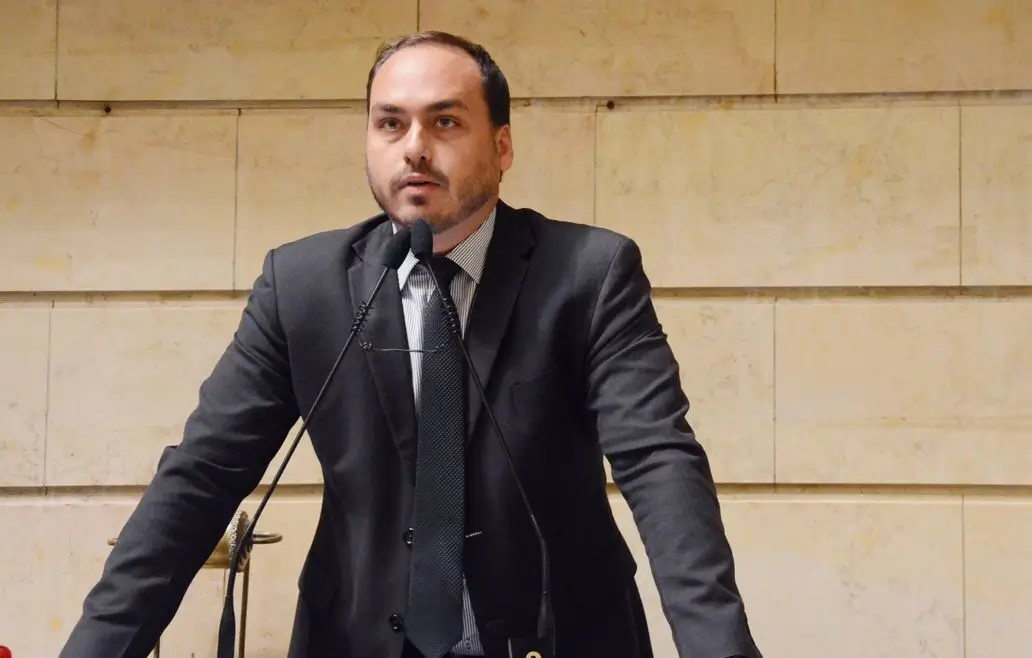 MP reabre investigação contra Carlos Bolsonaro por suposta rachadinha