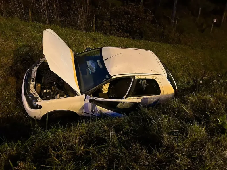 Carro cai em barranco na BR-116 e deixa duas pessoas feridas em SC