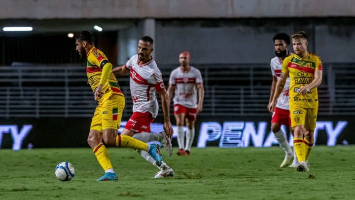 Brusque perde pênalti, marca no final e garante empate em Maceió; veja os gols