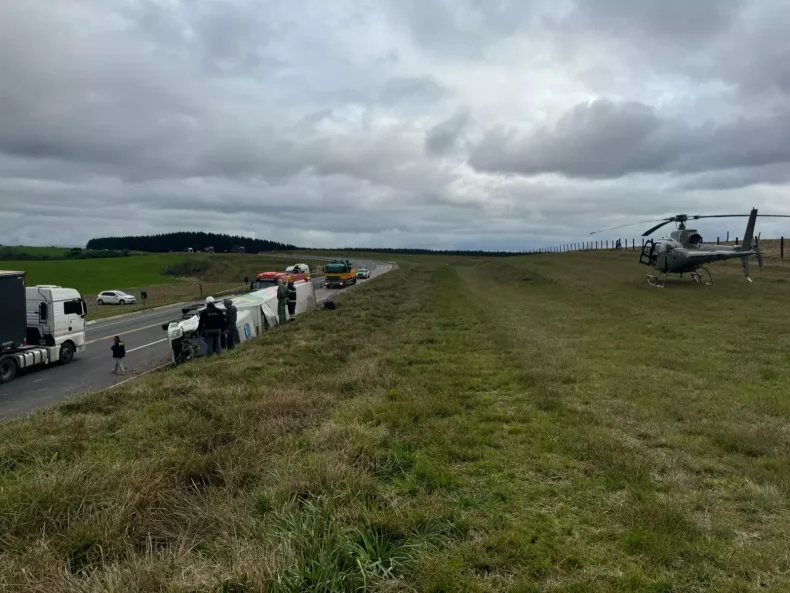 Tombamento de carreta na BR-116 deixa mulher morta na Serra