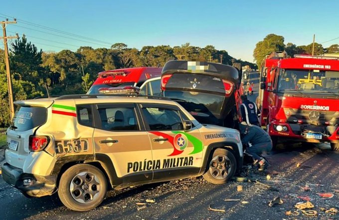 Vídeo: motorista em fuga morre ao bater em viatura da PRF em SC