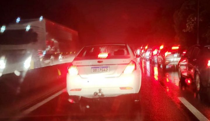 Com chuva e pista molhada, carreta e carro se envolvem em acidente na BR-101
