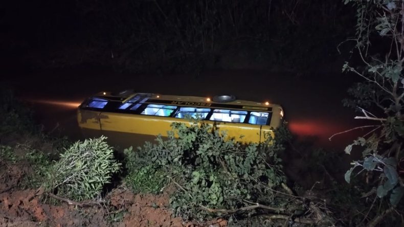 Ônibus escolar tomba dentro de rio com 26 crianças