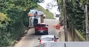 Caminhão com tijolos tomba na subida do Monte Serrat em Florianópolis