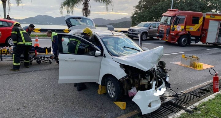 Ford Ka bate em árvore na Beira-Mar Norte e motorista é socorrida