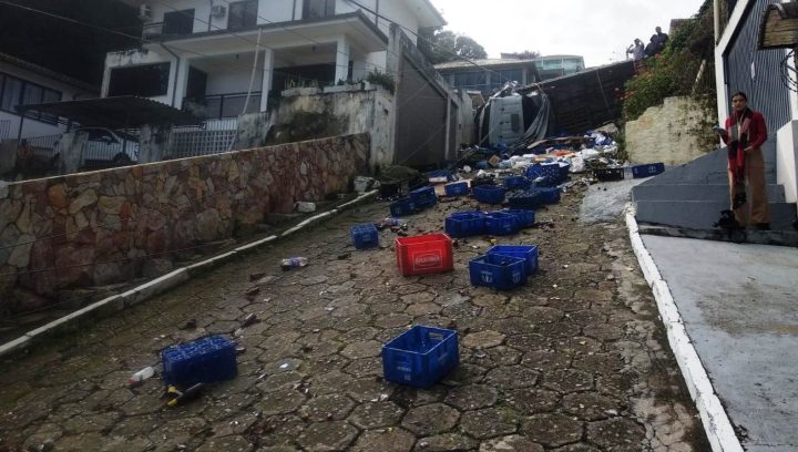 Outra vez: caminhão vira carga e causa estrago em morro de Florianópolis