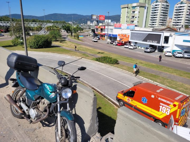 Mulher fica em estado grave ao cair de moto do elevado do CIC, em Florianópolis