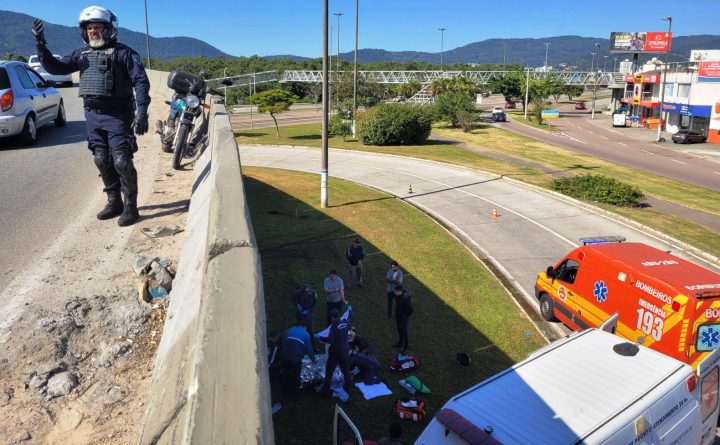 Mulher fica em estado grave ao cair de moto do elevado do CIC