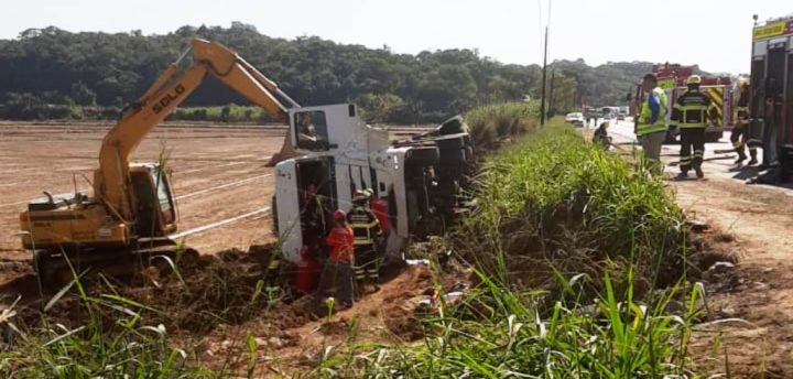 Operários morrem atingidos por caminhão que tombou em SC