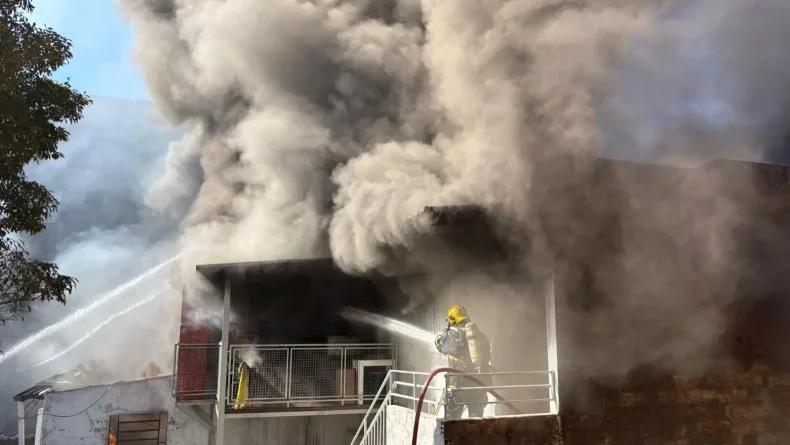 Incêndio de grandes proporções mobiliza bombeiros no Oeste de SC