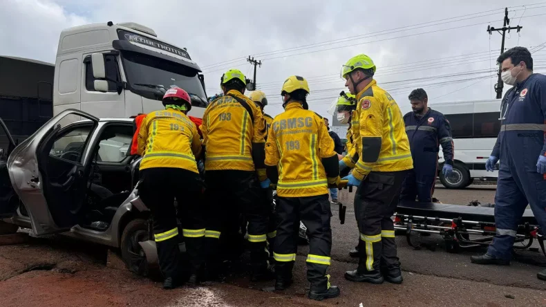 Acidente na SC-480 deixa motorista preso às ferragens em SC