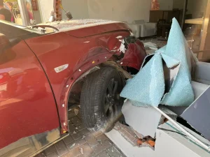 Carro invade salão de beleza e deixa uma pessoa ferida no Vale