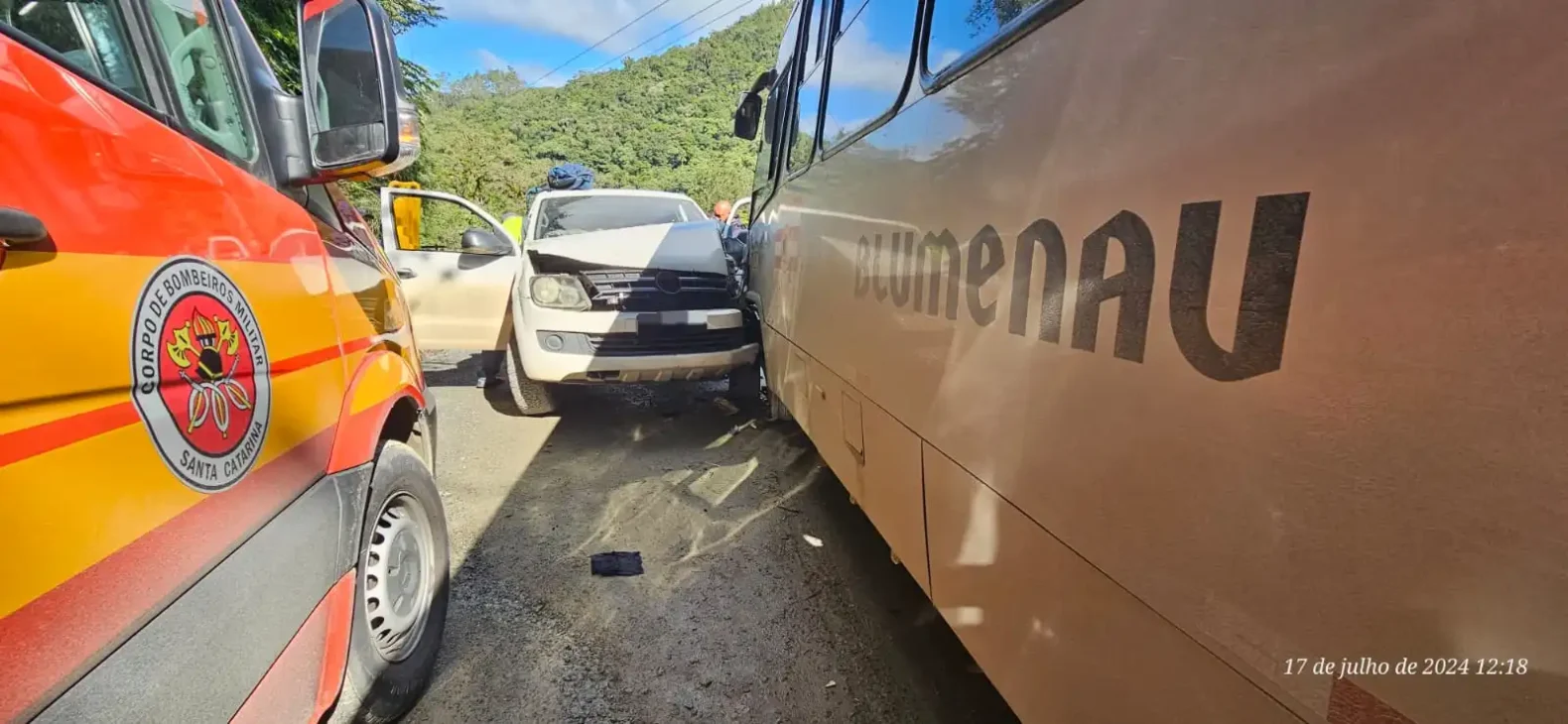 Caminhonete bate contra ônibus de transporte coletivo em Blumenau