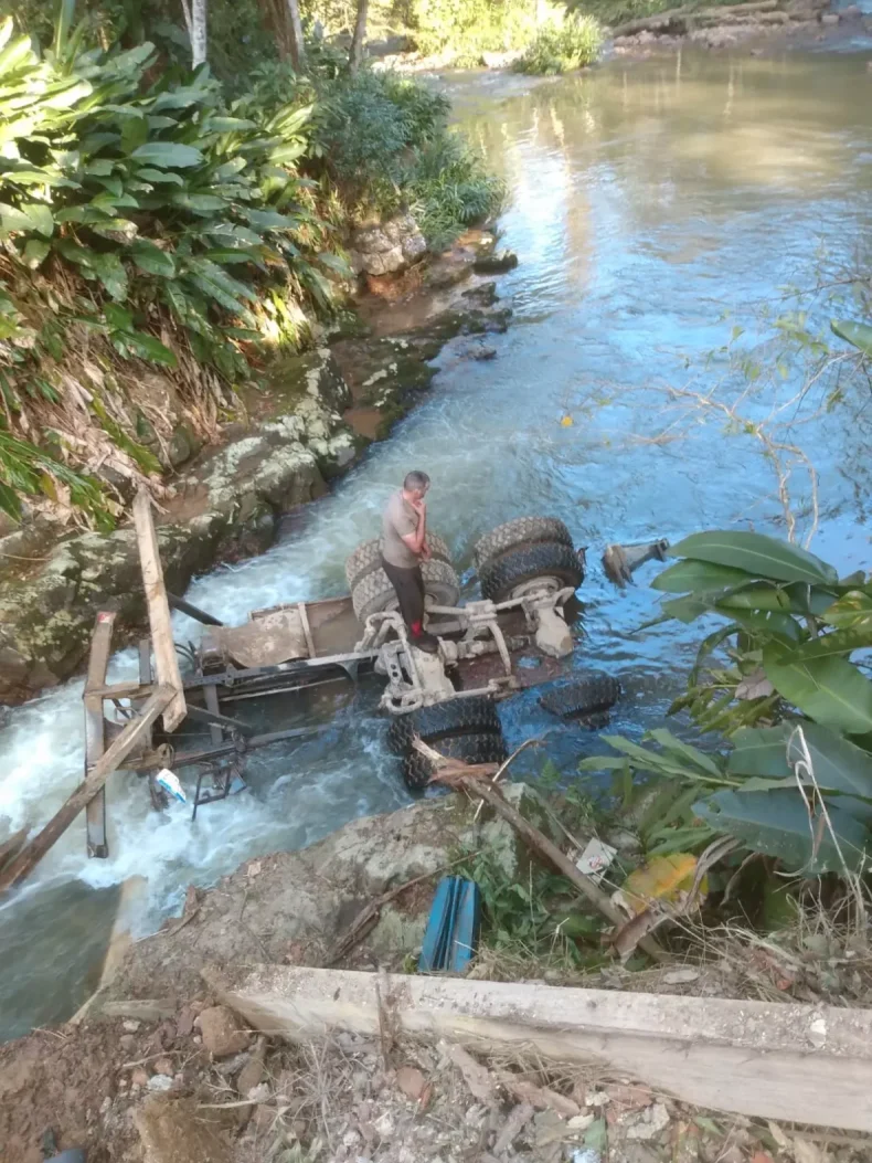 Ponte reformada a pouco tempo desaba com caminhão no Norte do Estado