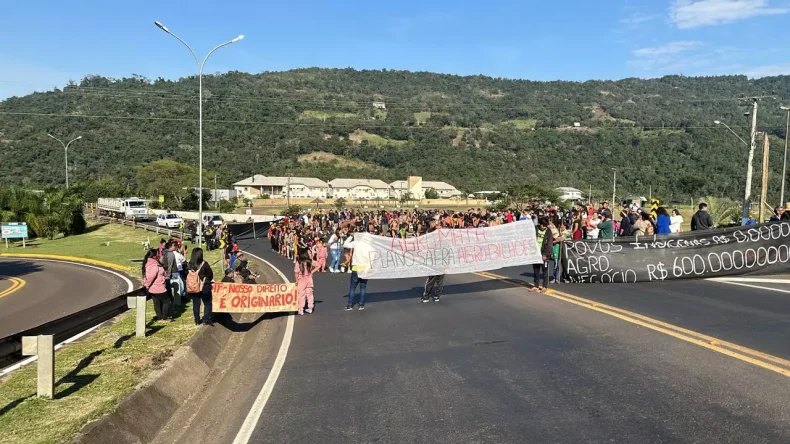 Rodovia entre SC e RS é bloqueada por protesto de povos indígenas