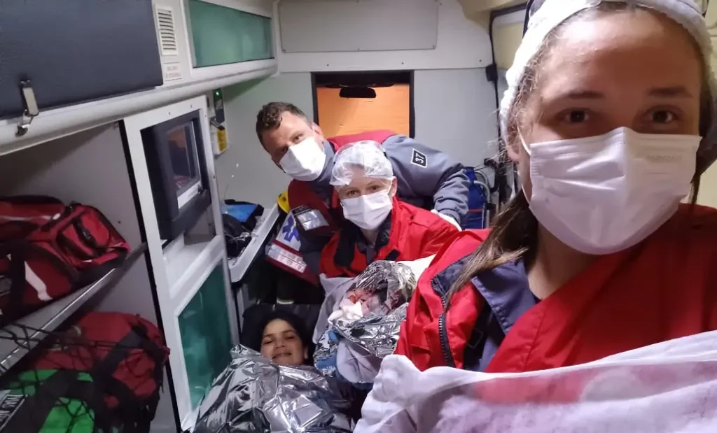 Bebê apressadinha nasce dentro de ambulância no Alto Vale