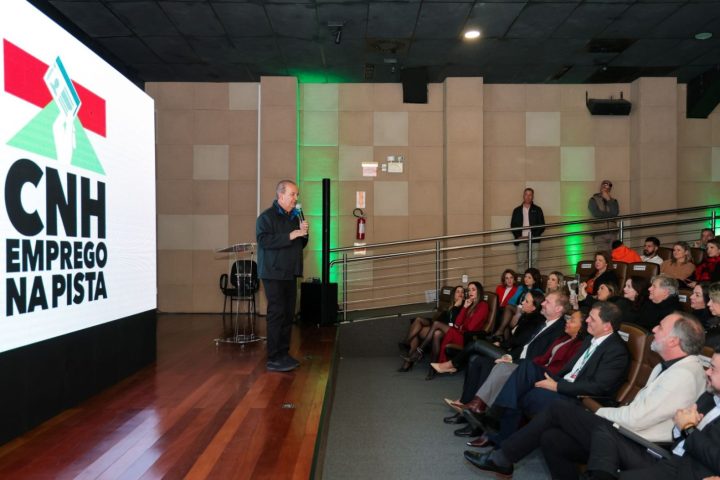 Vídeo: sancionada lei da CNH gratuita; saiba como se inscrever