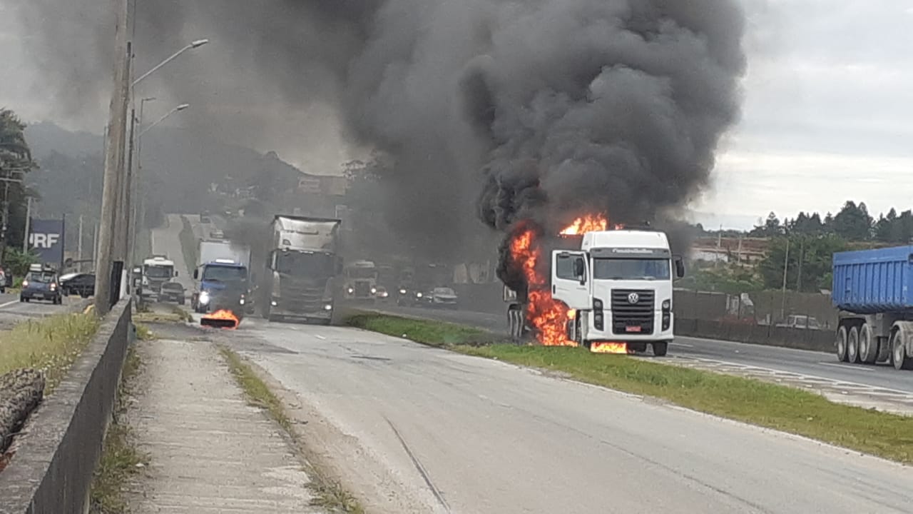 Vídeo: caminhão pega fogo na BR-101 e trânsito fica lento