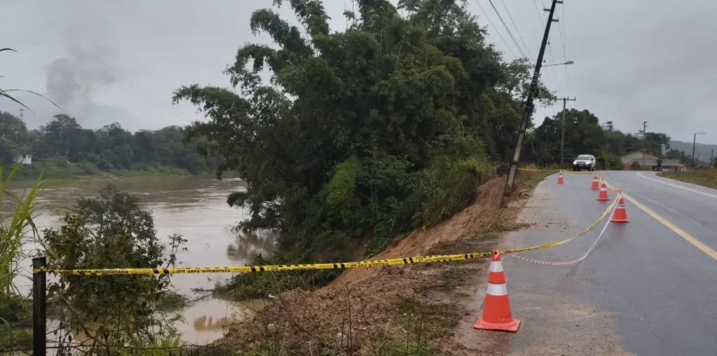 Estrada de Gaspar fica em meia pista após deslizamento