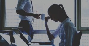 Funcionária será indenizada após colega pedir foto íntima no trabalho
