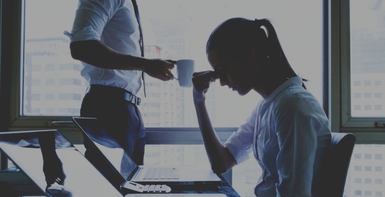 Funcionária será indenizada após colega pedir foto íntima no trabalho