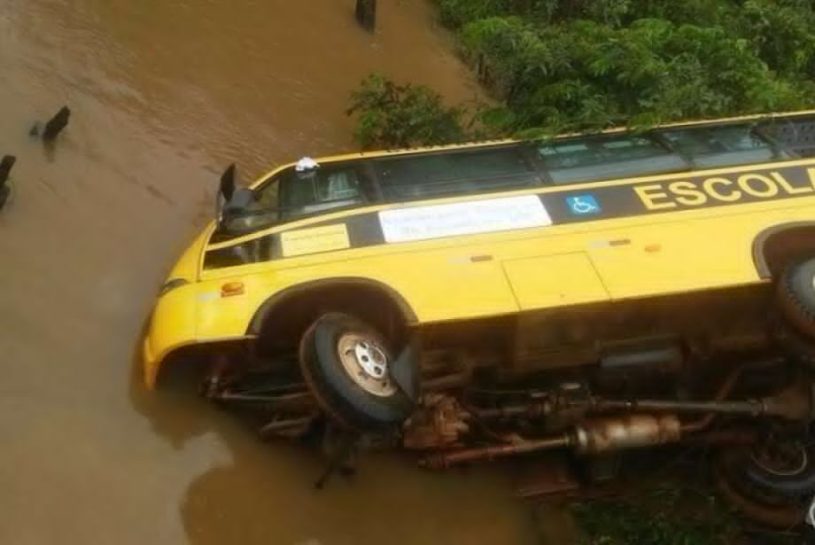 Motorista de ônibus escolar que caiu em rio havia consumido álcool