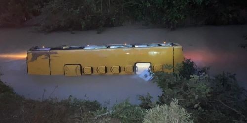 Alunos que estavam em ônibus que caiu em rio têm alta