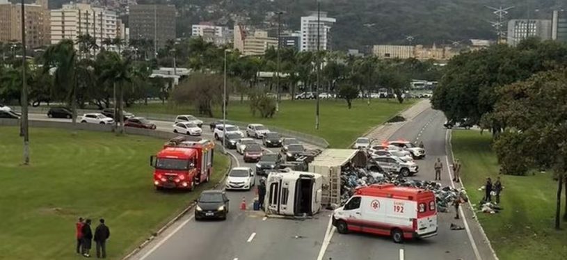 Caçamba de lixo tomba e interdita acesso à ponte Colombo Salles