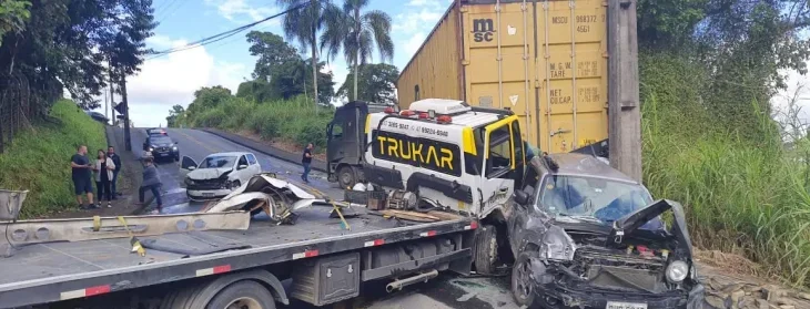 Acidente envolvendo 5 veículos deixa mulher ferida em Blumenau