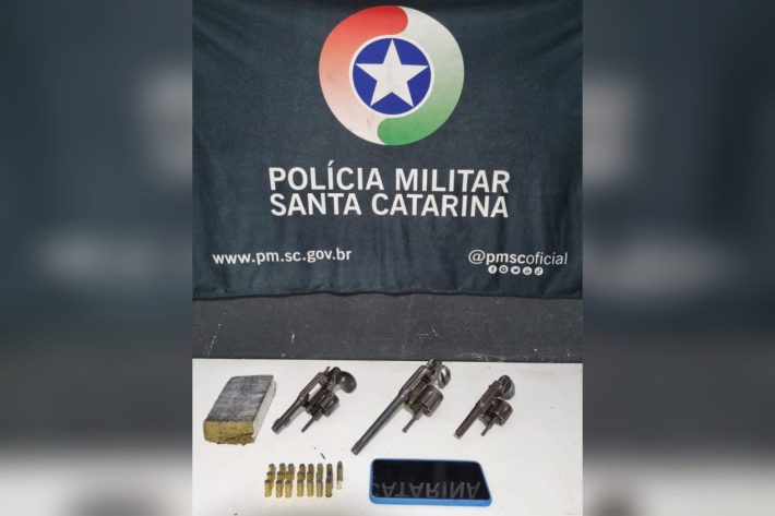 Polícia Militar prende acusado com três armas e maconha em Itajaí