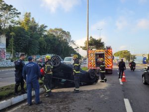 Condutor com CNH suspensa capota carro na Beira-Mar Norte
