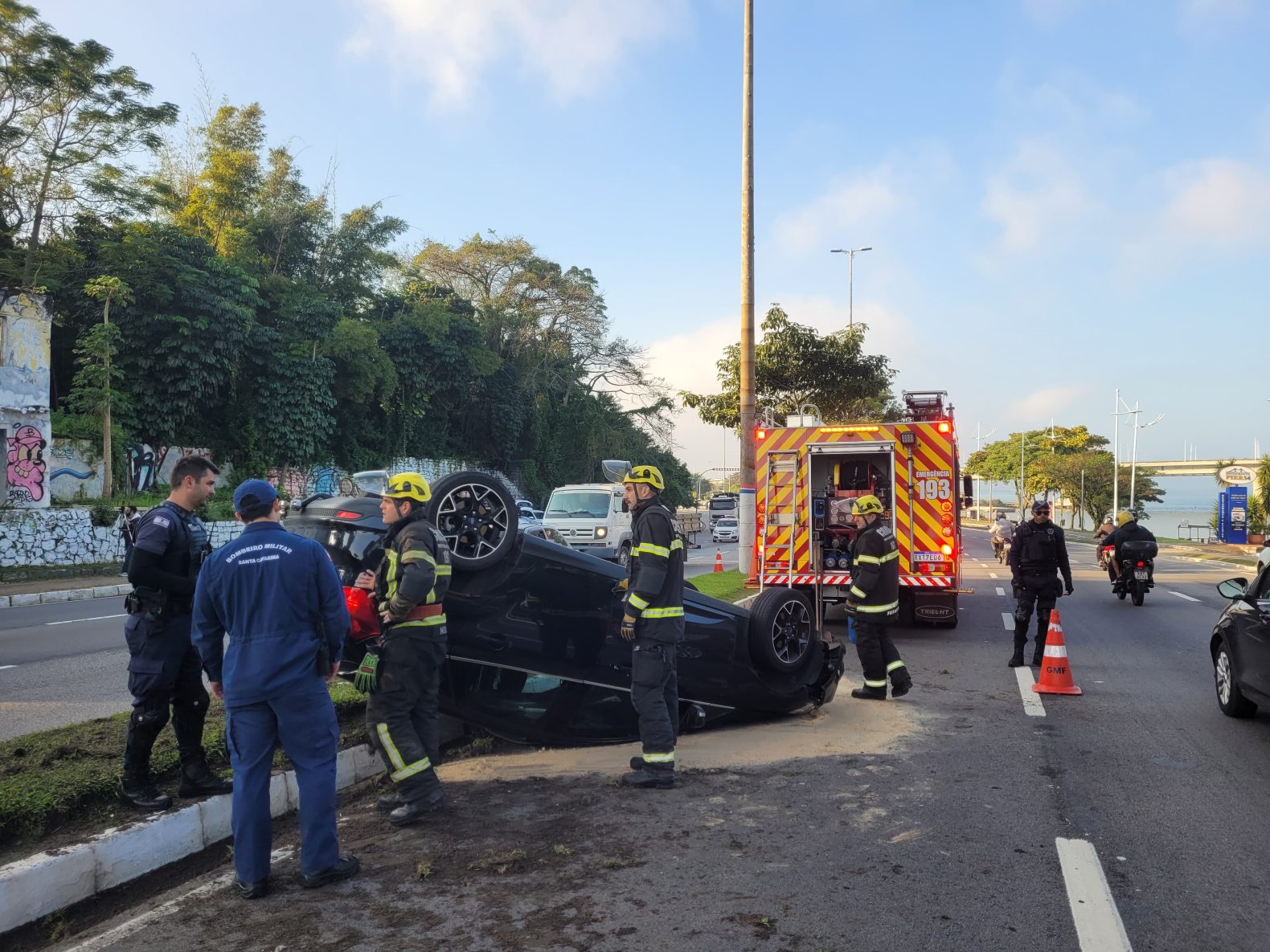 Condutor com CNH suspensa capota carro na Beira-Mar Norte