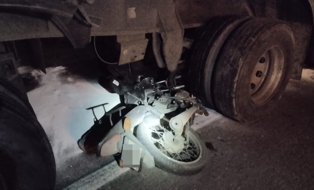 Motociclista de 28 anos morre em acidente com caminhão na BR-470