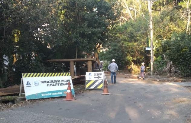 Obras da Casan alteram trânsito de bairro em Florianópolis