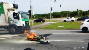 Capital: chinelo no pé de motorista provoca acidente grave