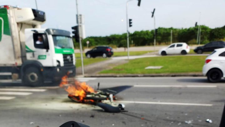 Capital: chinelo no pé de motorista provoca acidente grave