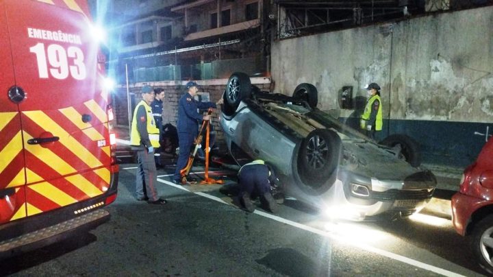 Carro capota no Centro de Balneário Camboriú e deixa casal ferido