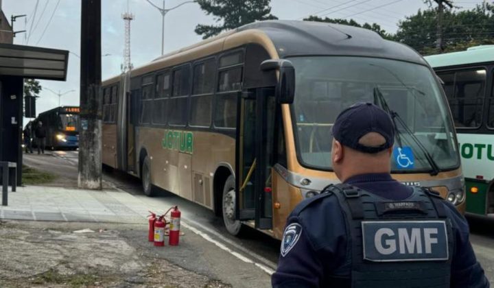 Ônibus pega fogo e 50 passageiros escapam ilesos em Florianópolis