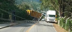 Caminhão atinge rede de energia e deixa Sul da Ilha sem luz nesta quarta