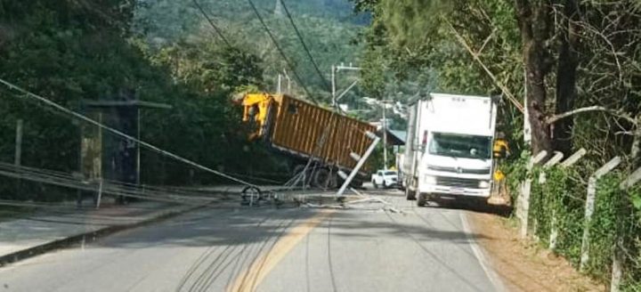 Caminhão atinge rede de energia e deixa Sul da Ilha sem luz nesta quarta