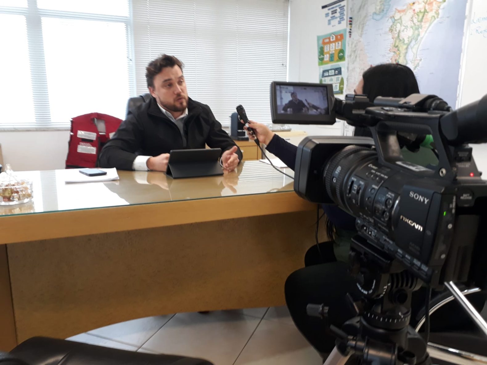 A mão que afaga é a mesma que apedreja; nem tudo são espinhos na Prefeitura de Florianópolis