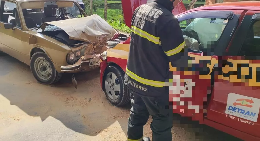 Aluna de autoescola bate contra carro e é hospitalizada em Gaspar